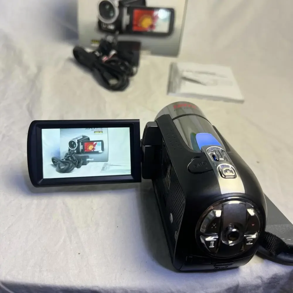 Aiptek VAZ2S DIGITAL VIDEO CAMCORDER 120X ZOOM W CHARGER CORD, MEMORY CARD & BOX